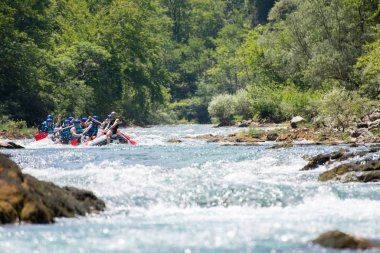 Rafting ekibi güzel güneşli bir günde nehri geçer..