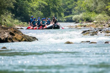 Rafting ekibi güzel güneşli bir günde nehri geçer..