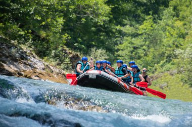 Rafting ekibi güzel güneşli bir günde nehri geçer..