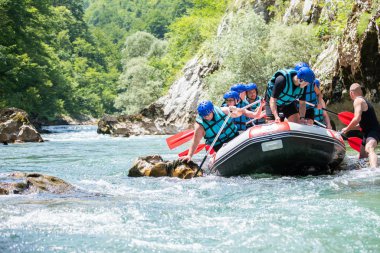 Rafting ekibi nehirde mahsur kaldı.