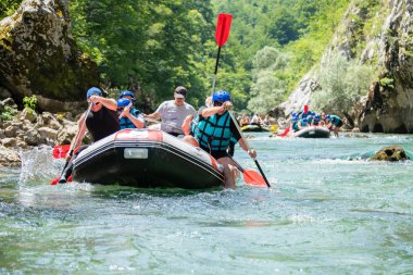 Rafting ekibi güzel güneşli bir günde nehri geçer..
