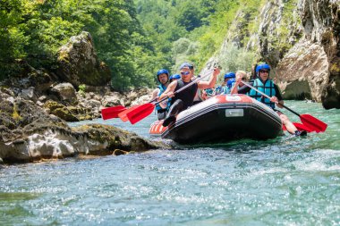 Rafting ekibi güzel güneşli bir günde nehri geçer..