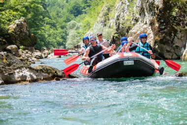 Rafting ekibi güzel güneşli bir günde nehri geçer..