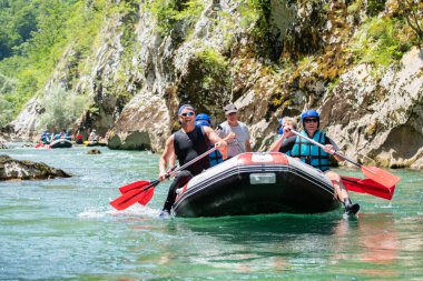Rafting ekibi güzel güneşli bir günde nehri geçer..