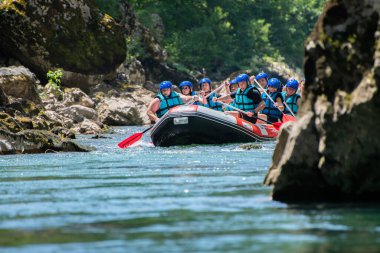 Rafting ekibi güzel güneşli bir günde nehri geçer..