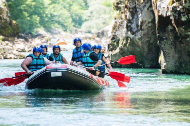 Rafting ekibi güzel güneşli bir günde nehri geçer..