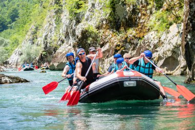 Rafting ekibi güzel güneşli bir günde nehri geçer..