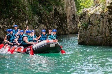 Rafting ekibi güzel güneşli bir günde nehri geçer..