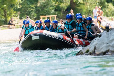 Rafting ekibi güzel güneşli bir günde nehri geçer..