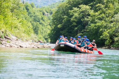 Rafting ekibi güzel güneşli bir günde nehri geçer..