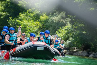 Rafting ekibi güzel güneşli bir günde nehri geçer..