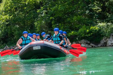 Rafting ekibi güzel güneşli bir günde nehri geçer..