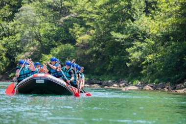 Rafting ekibi güzel güneşli bir günde nehri geçer..