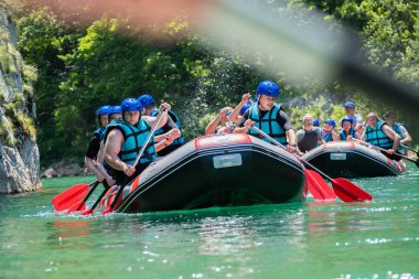 Rafting ekibi güzel güneşli bir günde nehri geçer..