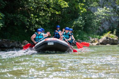 Rafting ekibi güzel güneşli bir günde nehri geçer..