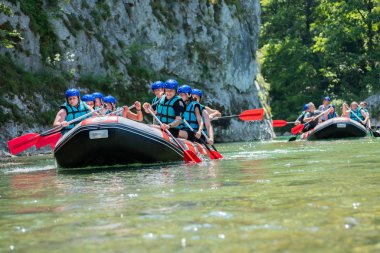 Rafting ekibi güzel güneşli bir günde nehri geçer..