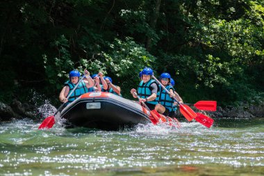 Rafting ekibi güzel güneşli bir günde nehri geçer..