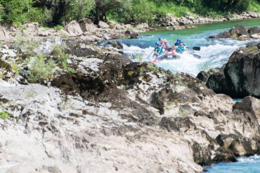 Rafting ekibi güzel güneşli bir günde nehri geçer..