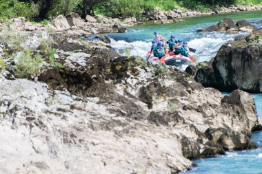 Rafting ekibi güzel güneşli bir günde nehri geçer..