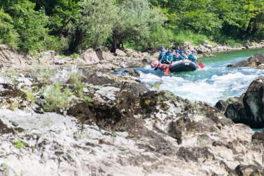 Rafting ekibi güzel güneşli bir günde nehri geçer..