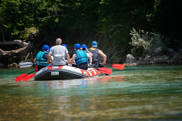 L'équipe de rafting descend la rivière par une belle journée ensoleillée. Vue arrière . — Photo