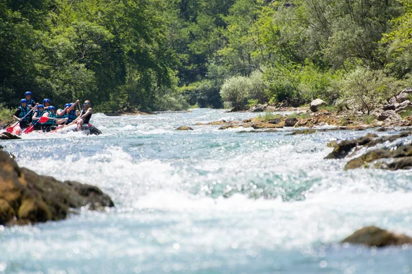 Rafting équipe descend la rivière par la belle journée ensoleillée . — Photo