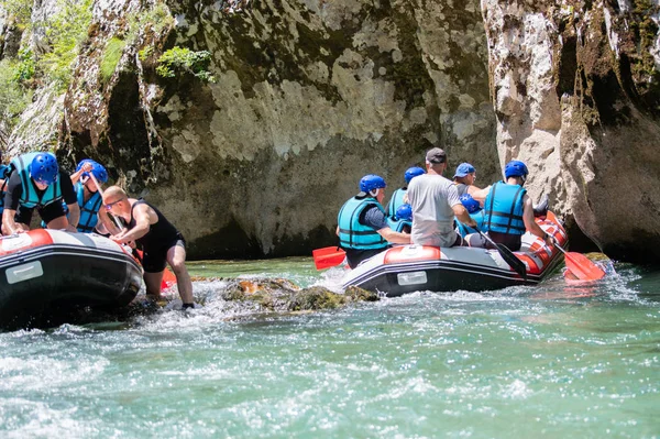 Rafting team stucked on the river — 스톡 사진