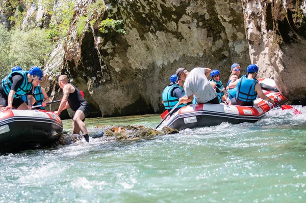 Une équipe de rafting bloquée sur la rivière — Photo