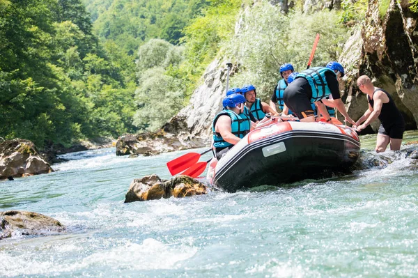 Equipo de rafting arropado en el río — Foto de Stock
