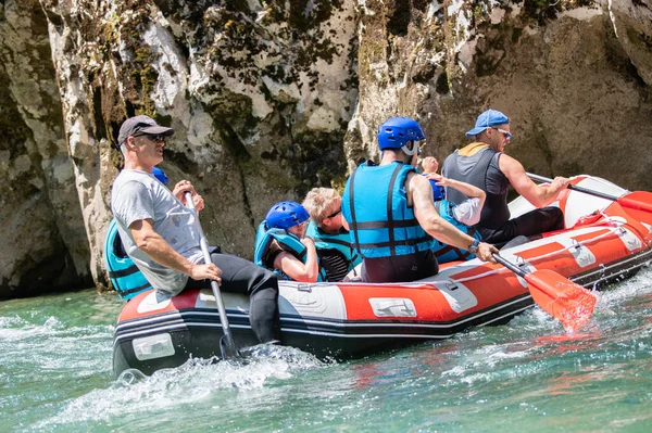Rafting team stucked on the river — Stock Photo, Image