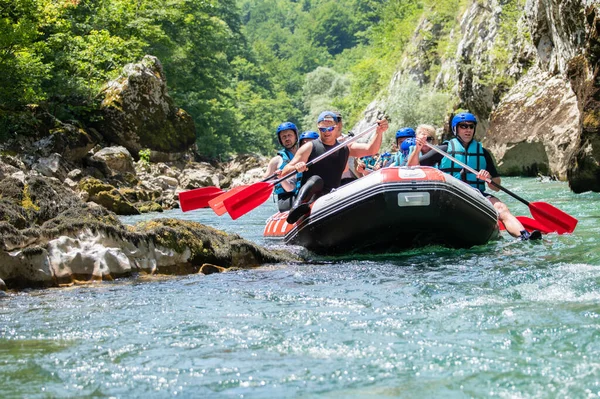 Rafting équipe descend la rivière par la belle journée ensoleillée . — Photo