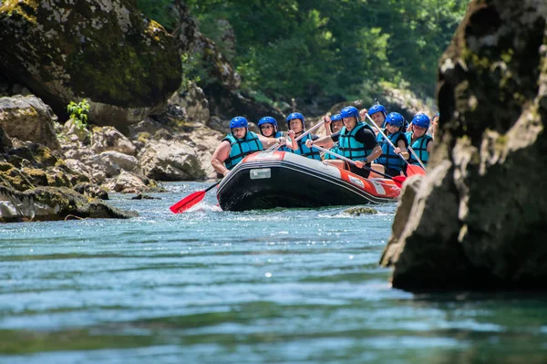 Rafting team goes down the river on the beautiful sunny day. — 스톡 사진