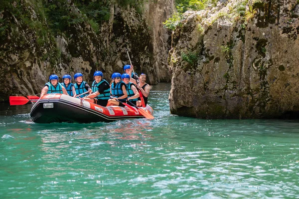 Rafting ekibi güzel güneşli bir günde nehri geçer..