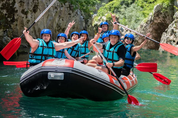 Equipo de rafting feliz en el barco con equipo completo . — Foto de Stock