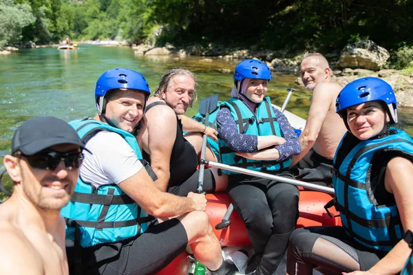 Primer plano del equipo de rafting va río abajo en el hermoso su — Foto de Stock