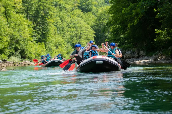 Rafting équipe descend la rivière par la belle journée ensoleillée . — Photo