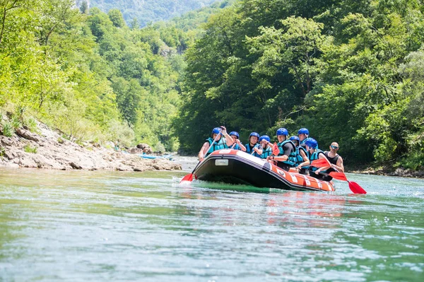 Rafting équipe descend la rivière par la belle journée ensoleillée . — Photo