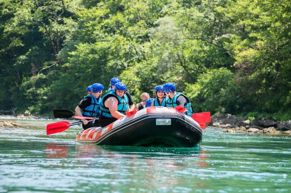 Rafting ekibi güzel güneşli bir günde nehri geçer..