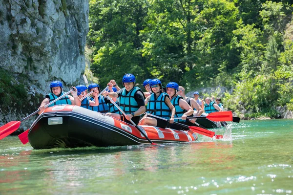 Rafting team goes down the river on the beautiful sunny day. — Stock Photo, Image