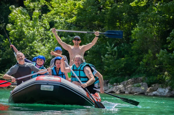 El equipo de rafting va río abajo en el hermoso día soleado. Celebrando . — Foto de Stock
