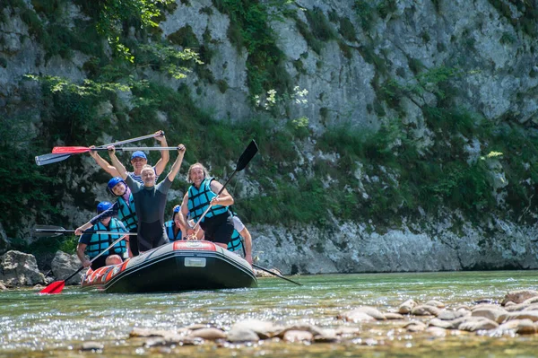 Rafting team goes down the river on the beautiful sunny day. Celebrating. — Stock Photo, Image