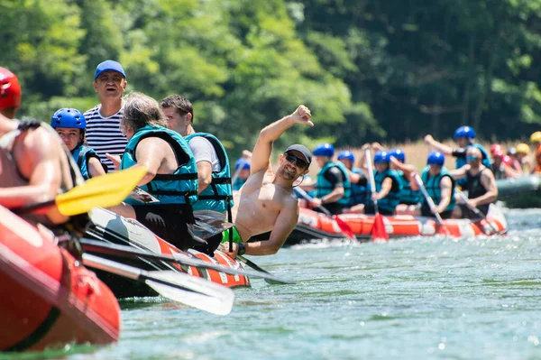 Equipo de rafting va río abajo en el hermoso día soleado . — Foto de Stock