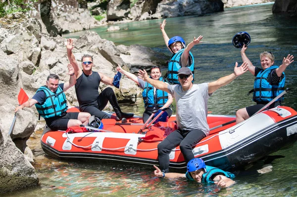 Équipe de rafting en pause. Profiter de la journée ensoleillée . — Photo