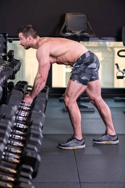 Sexy Homem Muscular Segurando Halteres Prepara Para Exercício — Fotografia de Stock
