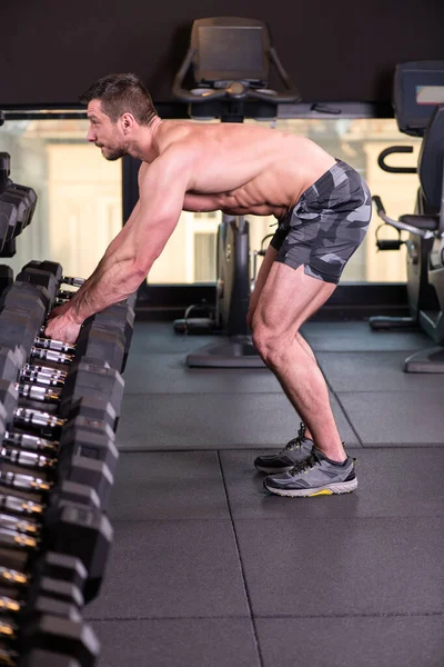 Sexy Muscular Hombre Sosteniendo Dumbbels Prepara Para Ejercicio — Foto de Stock