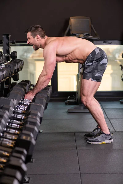 Sexiga Muskulösa Mannen Håller Dumbbels Och Förbereder Sig För Motion — Stockfoto