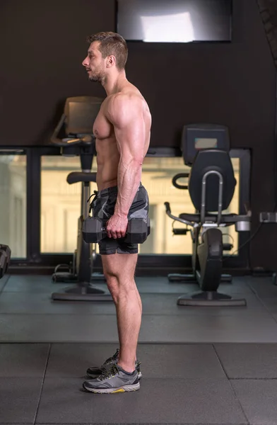 Sexy Muskularny Mężczyzna Doind Biceps Ćwiczenia Patrząc Lustro — Zdjęcie stockowe