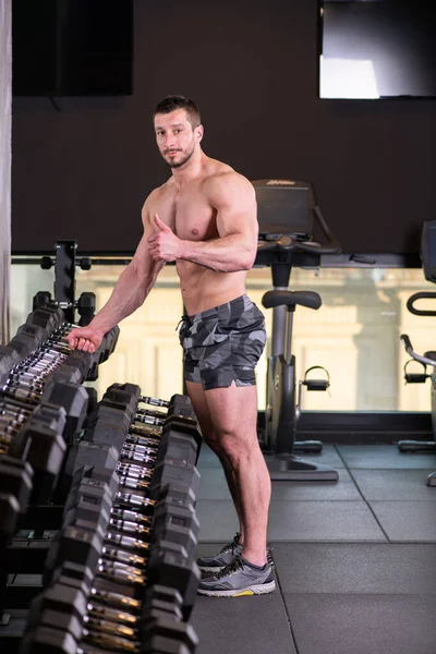 Sexy Muskulöser Mann Mit Hanteln Und Bereitet Sich Auf Sport — Stockfoto