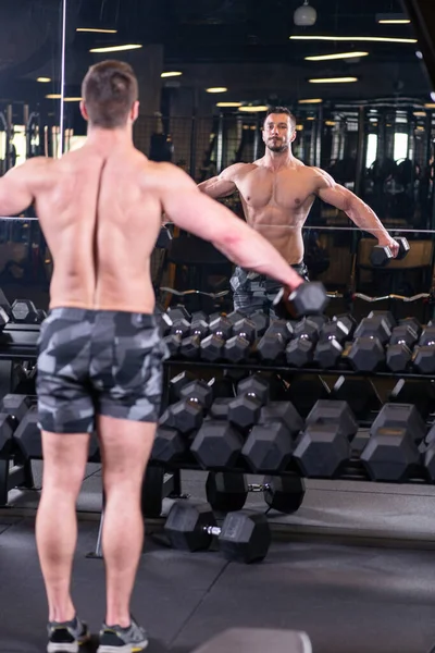 Sexy Muskularne Mężczyzna Doind Ramiona Ćwiczenia Patrząc Lustro — Zdjęcie stockowe