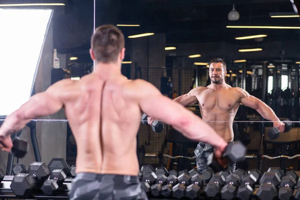 Sexy Muscular Homem Doind Ombros Exercício Olhando Para Espelho — Fotografia de Stock
